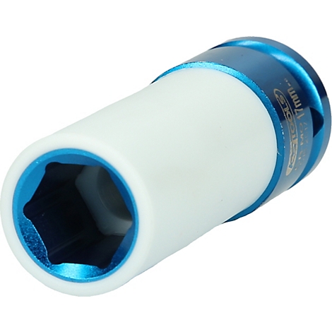Eine weisse, blaue und schwarze 17mm-Steckschlüssel-Nuss. Das Werkzeug hat eine sechseckige Öffnung. Auf dem blauen Teil steht "KS TOOLS".